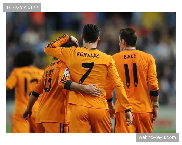 维尼修斯与本泽马默契再现，双星状态火热助皇马进攻火力全开