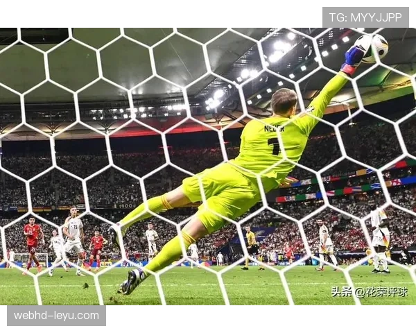 诺伊尔 vs 布冯：巅峰期表现与门将角色演变解析