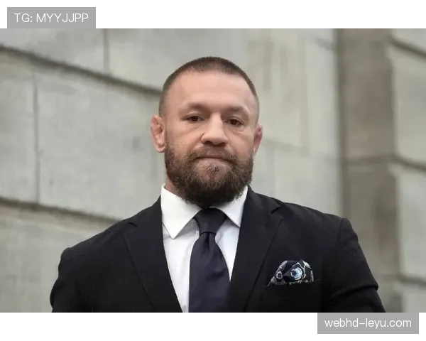 康纳·麦格雷戈又晒衣橱，鞋子铺满一整面墙，看着像展柜，我的钱包先报警